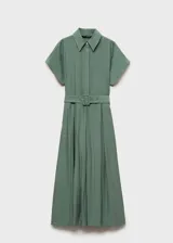 Vestido camisero midi color verde salvia, con cuello camisero, mangas cortas con dobladillo, cierre frontal con botones y cinturón con hebilla forrada.