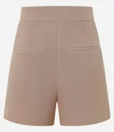 Short color beige de cintura alta, confeccionado en tejido plano con estructura sastre, con bolsillos laterales con tachuelas metalizadas.
