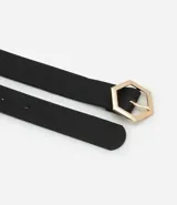 Cinturón negro de cuero sintético con hebilla hexagonal dorada.