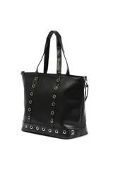 Bolso tipo shopper negro de cuero sintético con doble asa de hombro y correa bandolera desmontable. Presenta ojales metálicos plateados en los laterales y en la base.