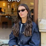 Lentes de sol unisex con montura rectangular carey y lentes polarizadas negras. Fabricados con materiales bio-based G850 y patillas de propionato de celulosa. Ofrecen protección UV400 categoría 3.