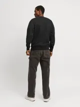 Buzo negro de manga larga con cuello redondo y estampado de montañas en el pecho.