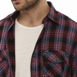 Camisa Wrangler de franela a cuadros en tonos rojo, azul y negro, con dos bolsillos frontales con solapa abotonada y mangas largas con puños abotonados.