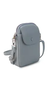 Bandolera pequeña de símil cuero color terracota, con solapa frontal y correa fina ajustable.