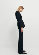 Pantalón negro de vestir, de corte recto y tiro medio.