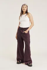 Pantalón de jean de corte ancho color borgoña con efecto lavado.