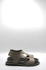 Sandalia plana color gris con tiras anchas de neopreno y detalles en cuero.