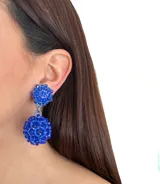 Aros colgantes con dos esferas tramadas con cristales azules.