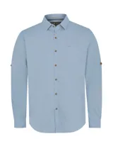 Camisa celeste de manga larga con cuello camisero, cierre con botones de madera y bolsillo en el pecho.