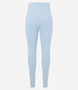 Conjunto deportivo celeste compuesto por un top con tirantes finos y calzas largas con cintura alta y recortes en las rodillas.