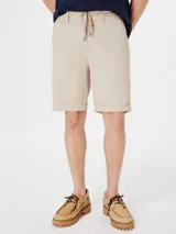 Bermuda color beige con cordón ajustable en la cintura.