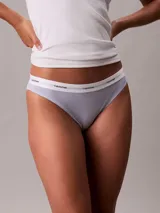 Bombacha Calvin Klein de algodón con textura de canalé fino, corte ajustado y cintura elástica con logo.