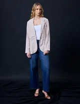Blazer de lino color beige, marca Zac & Rachel. Tiene cuello con solapa, abertura central con botón, bolsillos delanteros y corte clásico.