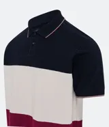 Polo de hombre de corte regular, confeccionada en algodón, con cuello clásico, mangas cortas y diseño de bloques de color: azul marino en la parte superior, blanco en el centro y rojo borgoña en la parte inferior.