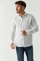 Camisa blanca de lino y algodón con micro estampado azul, corte regular, manga larga y logo bordado en el pecho.