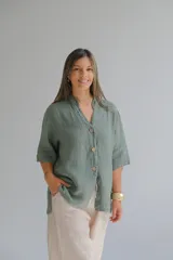 Camisa verde seco de lino italiano, con cuello mao, manga 3/4 y cierre frontal con botones.