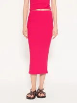 Pollera midi de punto a rayas horizontales en tonos fucsia y rosa. De calce al cuerpo, con cintura elastizada.