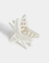 Broche con forma de estrella de mar color blanco con apliques de strass.