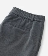 Pantalón de vestir gris con textura, corte slim, con trabillas en la cintura y cierre por botón y cremallera.