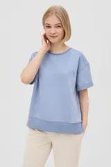 Remera celeste de algodón y elastano, manga corta, corte holgado y cuello redondo.