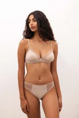 Conjunto de ropa interior color beige, compuesto por un corpiño triangular de microfibra con detalles de tul y una bombacha tipo colaless con laterales de tul.