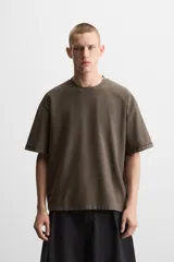 Camiseta negra de corte cuadrado, con cuello redondo, mangas cortas y efecto lavado.