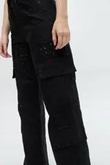 Pantalón cargo de tiro medio color blanco, confeccionado en crochet y lino broderie.