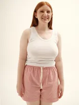 Short a rayas verticales azules y blancas de algodón, con cintura elástica y cordón ajustable. Incluye musculosa blanca de rib de regalo.