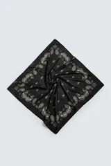 Bandana negra de algodón con estampado de cachemir en tonos dorados y blancos.