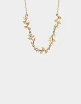 Collar corto dorado con cadena de eslabones y apliques de hojas y flores esmaltadas en tonos pastel.