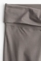 Pantalón de punto color gris topo, con cintura alta plegable y corte palazzo.