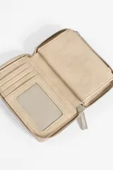 Billetera beige con cierre de cremallera y tachas plateadas.
