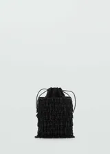 Bolso de fiesta tipo bombonera, color negro, con cuentas y forro interior. Tiene doble asa corta y cierre de cordón ajustable.