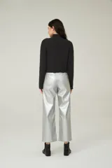 Pantalón plateado de eco cuero, corte ancho y tiro alto.