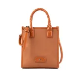Cartera chica color habano, confeccionada en PU. Tiene acceso con cierre, un bolsillo interno con cierre, un bolsillo interno abierto y un bolsillo externo con cierre. Cuenta con asas fijas con diseño trenzado y correa regulable.