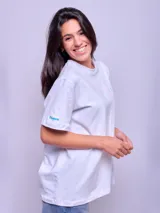 Remera blanca de corte suelto y mangas cortas.