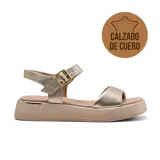 Sandalias de cuero color dorado, con plataforma y ajuste con hebilla.