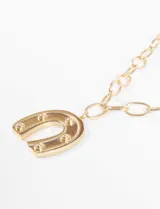 Collar plateado con cadena de eslabones grandes y dije de herradura con tachas.