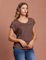 Remera de modal color marrón con cuello redondo y bordado floral en los hombros.