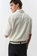 Pantalón de jean negro de corte recto y holgado, con tiro alto y cinco bolsillos.