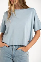 Remera gris jaspeado de corte oversize y mangas cortas.
