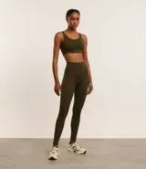 Calza deportiva larga color verde militar, de tejido acanalado seamless con cintura elástica.