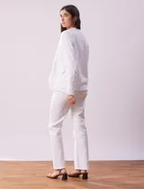 Chaqueta blanca de algodón marca Dash, con bolsillos simulados en el frente.