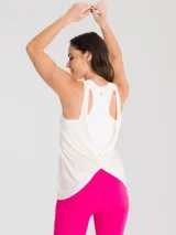 Musculosa deportiva negra de corte clásico con espalda racerback y logo pequeño en el ruedo.