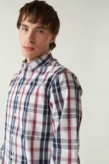 Camisa de manga larga a cuadros rojos y negros, de corte slim fit, con cuello abotonado y logo bordado en el pecho. Confeccionada en algodón.