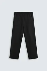 Pantalón de lino color marrón oscuro, de corte recto y relaxed fit. Tiene cintura elástica ajustable con cordón, bolsillos frontales y traseros de parche.