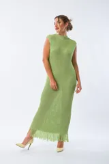 Vestido verde tejido de punto con cuello alto y mangas cortas.