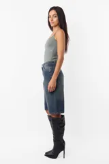 Top tipo musculosa básica de breteles finos color gris.