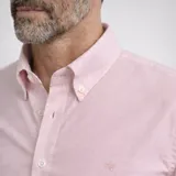 Camisa de algodón Oxford blanca con spandex, cuello con botones y logo bordado en el pecho.
