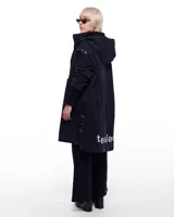 Campera larga con capucha, confeccionada en jean negro.